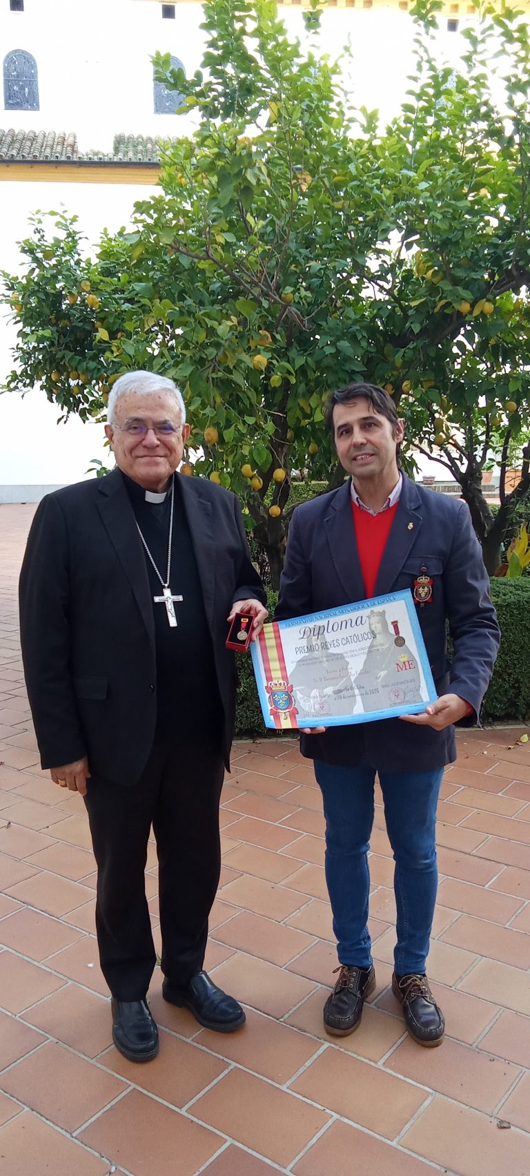 La HNME hace entrega del galardón Reyes Católicos al Obispo Emérito de Córdoba