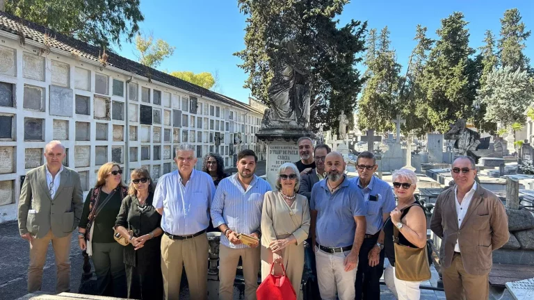 Un emotivo homenaje a los Condes de Casa-Padilla inaugura el programa Santos 2025 en el cementerio de la Salud