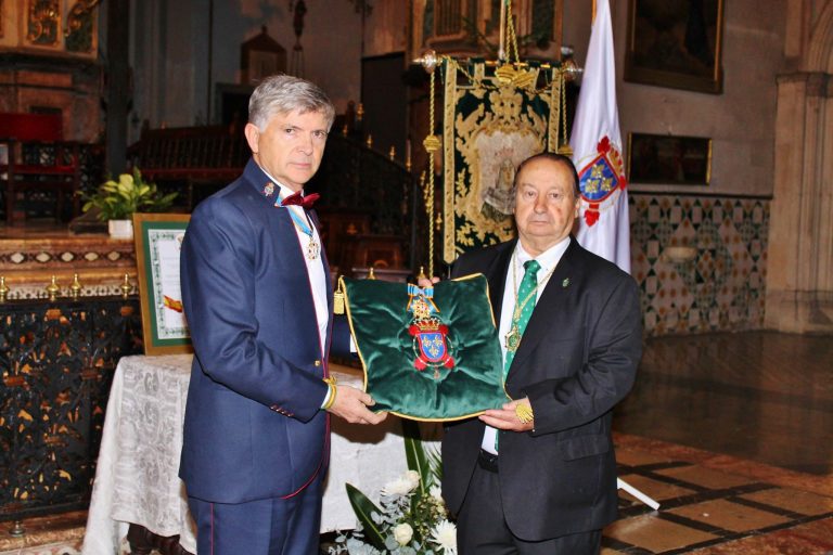 La HNME entrega el Lazo de Dama Gran Cruz a la Virgen de la Esperanza de Palma de Mallorca