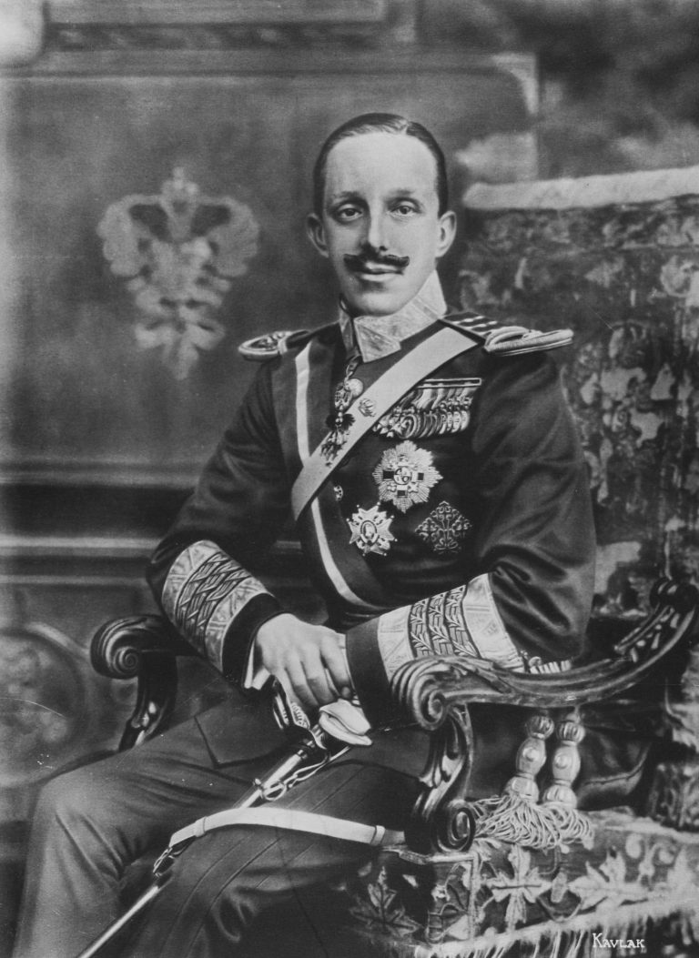 Hoy 85 años de la salida de España de Alfonso XIII