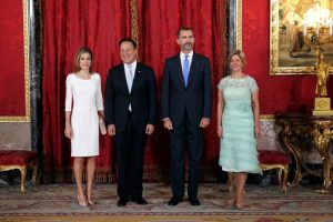 Lee más sobre el artículo Almuerzo en Honor de SS.EE. el Presidente de la República de Panamá y Sra. Castillo de Varela en el Palacio Real de Madrid