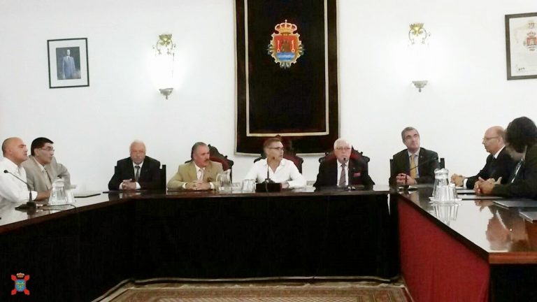 El Alcalde de Valencia de Alcántara en Cáceres recibe a la Hermandad Nacional Monárquica de España en el Salón de Plenos