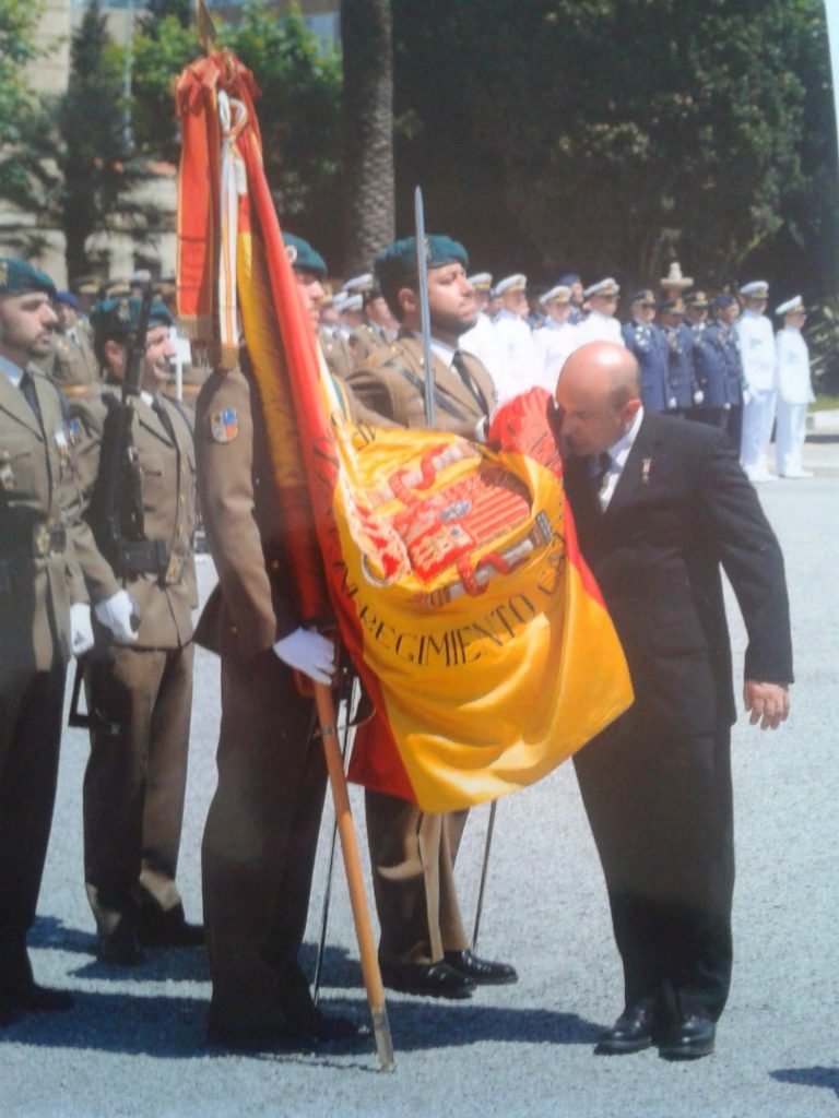 El Presidente Local de la Hermandad Nacional Monárquica de España en Llicá del Val, Barcelona, Jura Bandera en el Acuertelamiento «El Bruch»