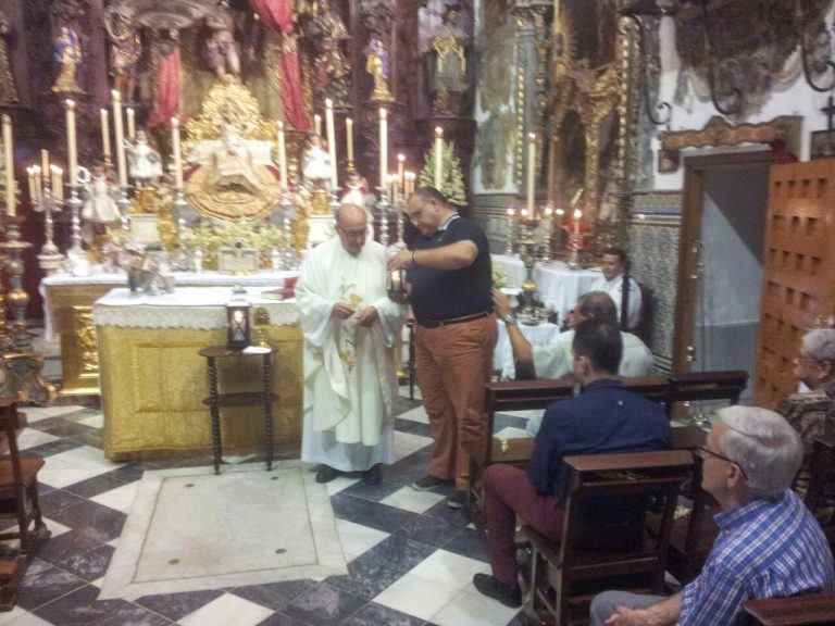 La Hermandad Nacional Monárquica de España llevó la «Luz de la Paz de Asís a Sevilla