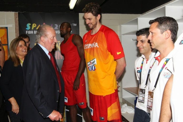 La asistencia el sábado al partido de baloncesto en Granada es la segunda salida que hace el Rey Juan Carlos desde su abdicación en junio