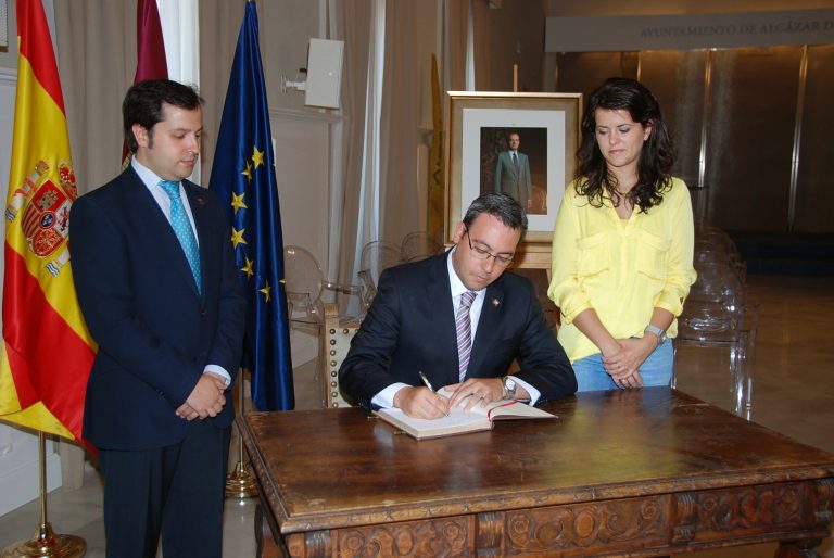 Libro de Firmas de reconocimiento al trabajo desarrollado por el Rey Juan Carlos I