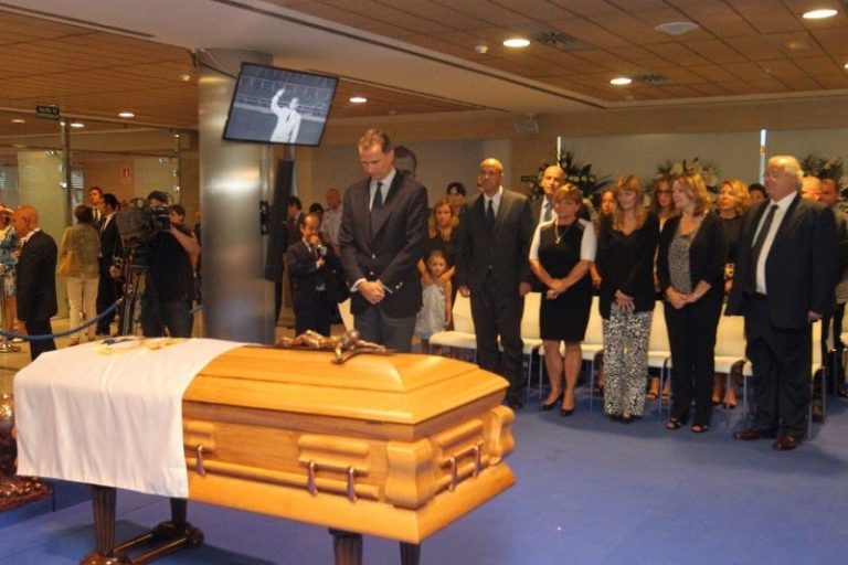 S.M. el rey Felipe VI visita la capilla ardiente del presidente de honor del Real Madrid, Alfredo Di Stefano