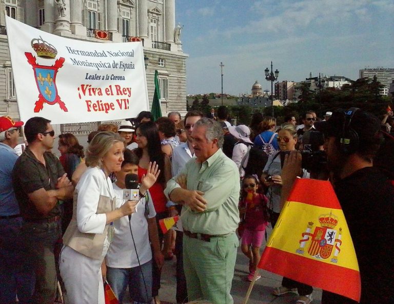 Unas 800 personas de la Hermandad Monárquica acompañaron a Felipe VI en su proclamación