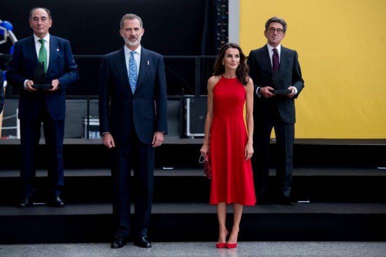 Componentes de la Hermandad Nacional Monárquica de España demuestran su afecto a SS. MM. los Reyes en Valencia