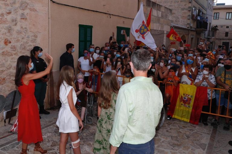 SSMM Los Reyes de visita en Petra-Mallorca con la Princesa Leonor y la Infanta Sofía
