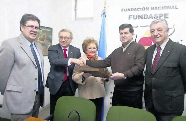 El Príncipe de Asturias felicita a D. Martín Manceñido por el Premio de la Asociación Víctimas del Terrorismo