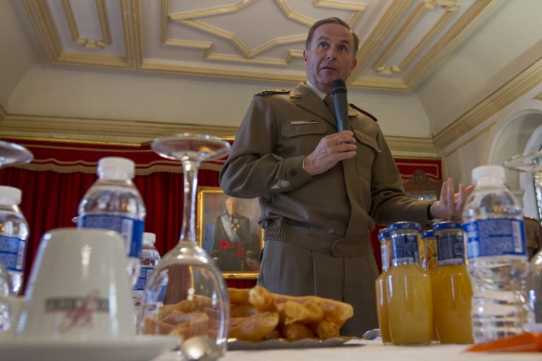 La HNME invitada a la conferencia del Teniente General Ramírez Fernández en el Club de la Constitución de Granada