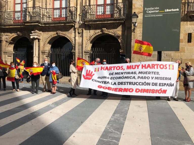 300 ciudadanos se sumaron al acto de la Virgen del Pilar que se ha celebrado en Gijón