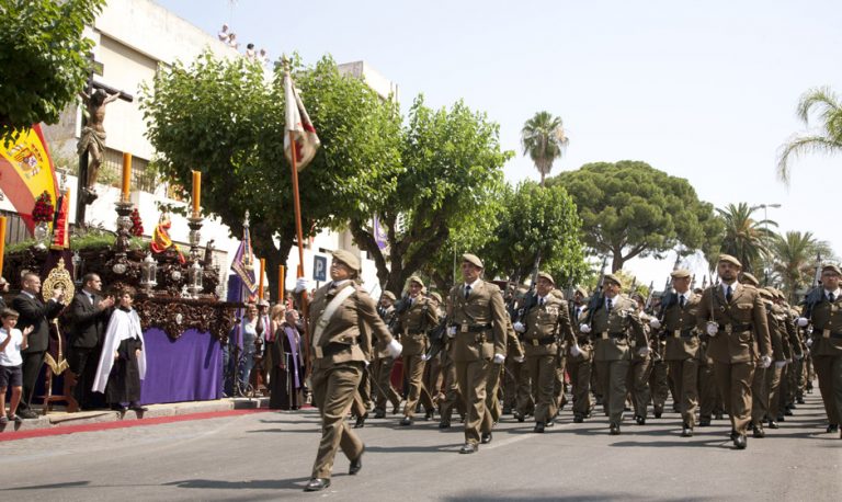 El presidente provincial de la HNME en Cádiz asiste al acto del Regimiento de Artillería Antiaérea 74 en Jerez