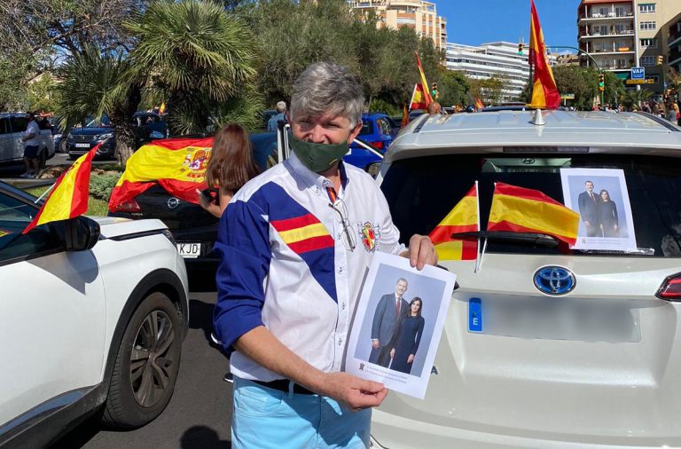 La HNME en Baleares reparte en Palma 150 fotografías de SSMM los Reyes