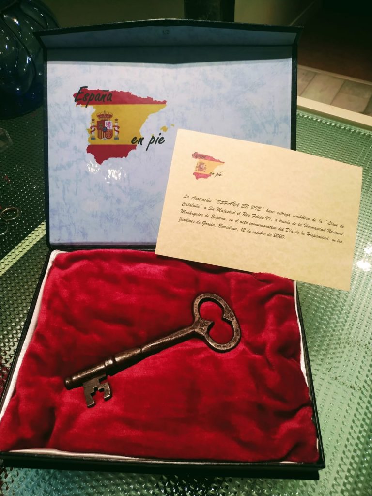 España en Pie (EÑE), desagravia a S. M. El Rey, durante la conmemoración del Día de la Hispanidad, en Los Jardines de Gracia (frente al obelisco Juan Carlos I), en Barcelona