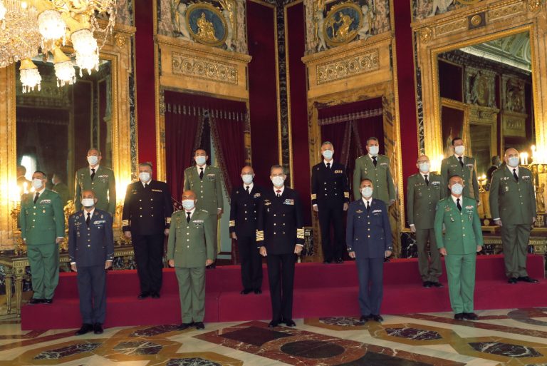 ​​Su Majestad el Rey recibió en audiencia militar a un grupo de coroneles y capitanes de navío