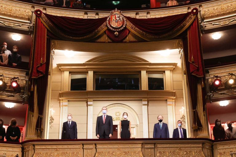 Sus Majestades los Reyes presidieron en el Teatro Real el estreno de la ópera “Parténope”