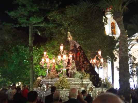Lee más sobre el artículo La Patrona de Ceuta regresa a su templo tras celebrar su 75 aniversario luciendo el lazo de Gran Dama de la HNME