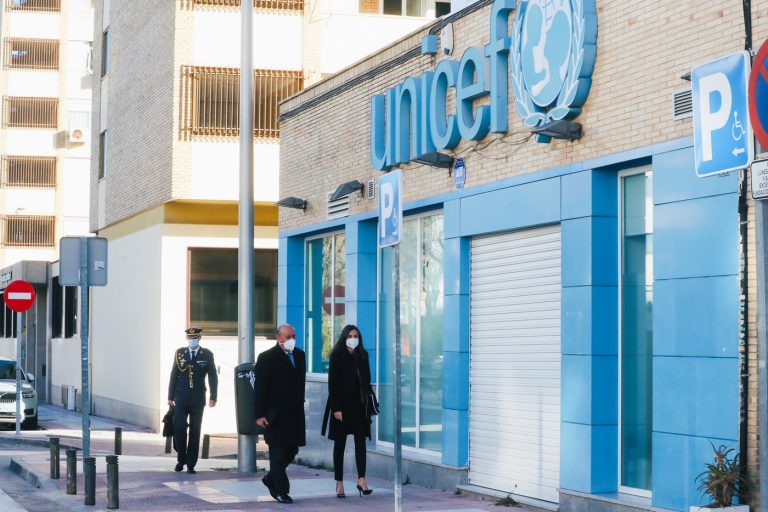 Doña Letizia, presidenta de Honor de UNICEF España, presidió una reunión de trabajo en la que se analizó la labor de la organización en 2021 y se abordó los retos para la infancia este año