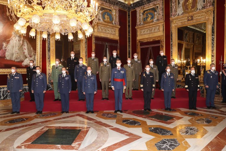 Su Majestad el Rey recibió a un grupo de coroneles y capitanes de navío, tras haber sido designados para asumir el mando de distintas unidades militares.