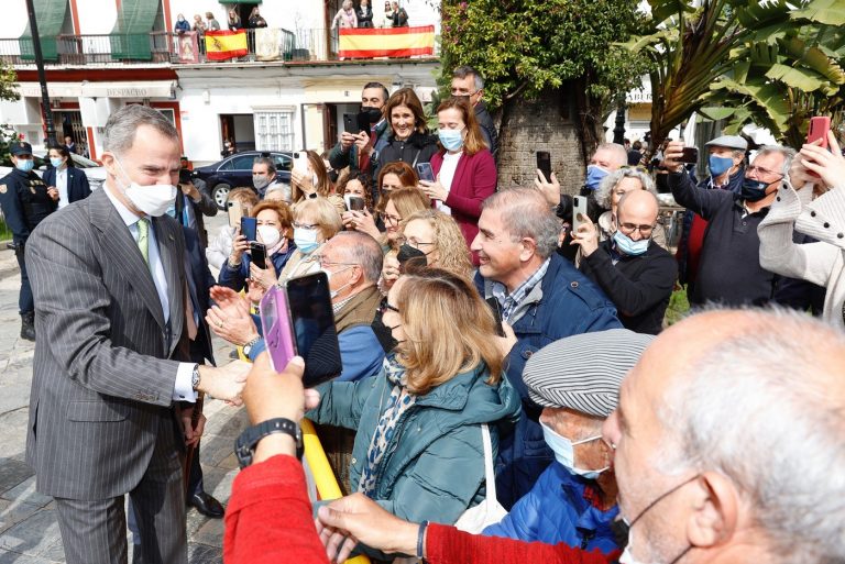 ​Su Majestad el Rey se trasladó a Sanlúcar de Barrameda, donde visitó la antigua sede del Ayuntamiento para mantener un encuentro con entidades, asociaciones e instituciones de la Sociedad Civil sanluqueña