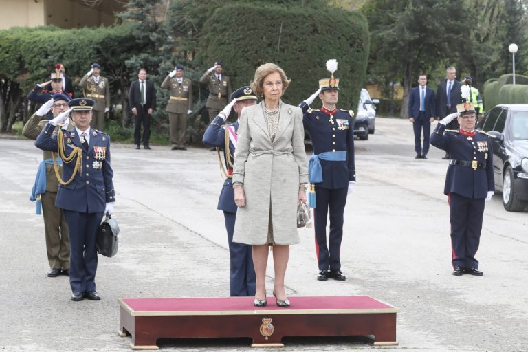 Su Majestad la Reina Doña Sofía presidió en el Acuartelamiento «El Rey» de la Guardia Real el acto de solemne Jura de Bandera de personal civil