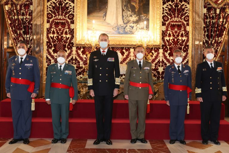 Su Majestad el Rey recibió a un grupo de generales de división y a un vicealmirante