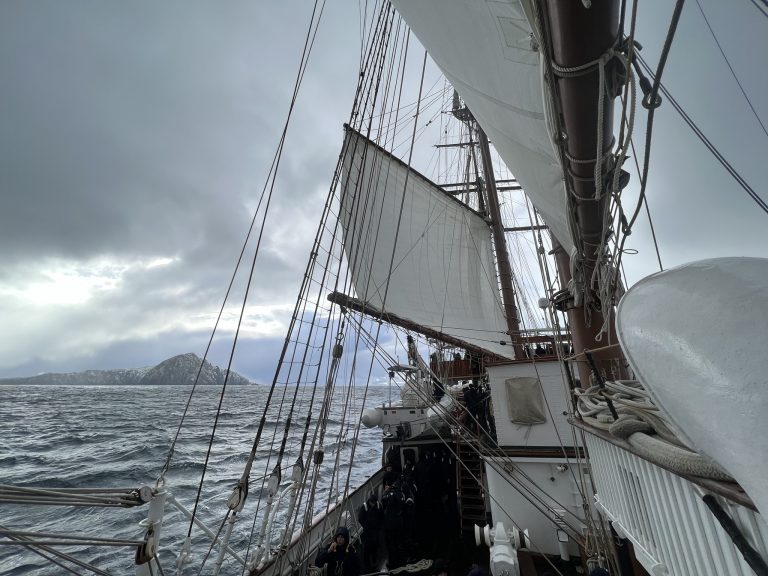 El Buque Escuela Juan Sebastián de Elcano ha cruzado navegando a vela el legendario Cabo de Hornos