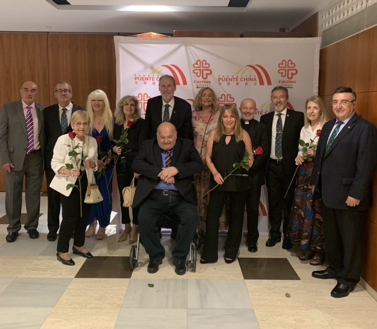 LA DELEGACIÓN DE BARCELONA DE LA HNME PRESENTE EN CENA BENÉFICA DE «CARITAS CASTRENSE»