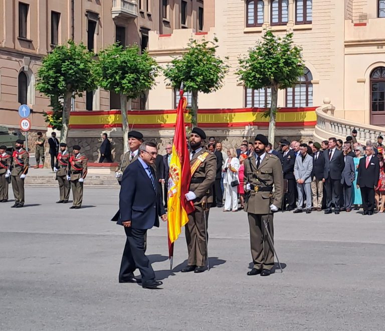 La Delegación de Barcelona de la HNME presente en la Jura de Bandera de personal civil en el acuartelamiento militar «El Bruch»