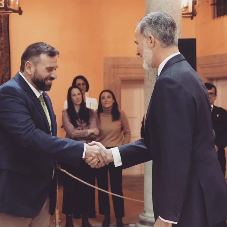 El Delegado ceutí acompañó a la alumna premiada por su redacción «Qué es un Rey para ti»