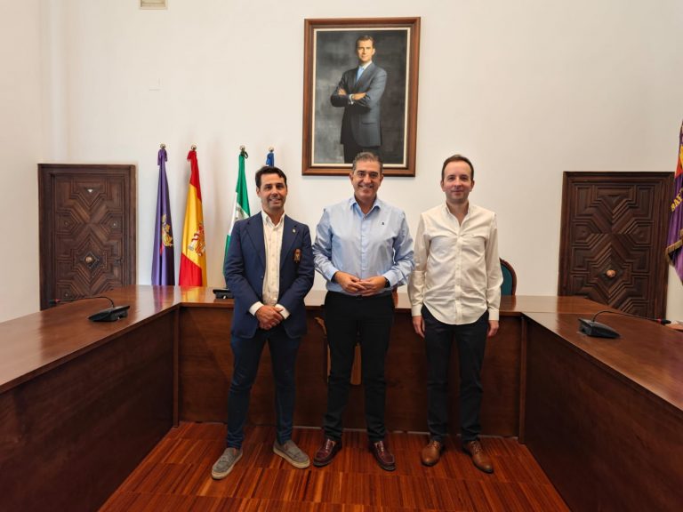 Visita institucional de la Delegación de Jaén HNME al Ayuntamiento Baeza