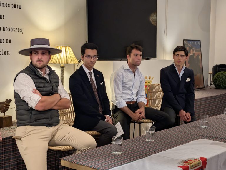 El pasado jueves 21 de mayo, la juventud sevillana de la Hermandad Nacional Monárquica de España organizó una mesa redonda bajo el título “Juventud y Tauromaquia”