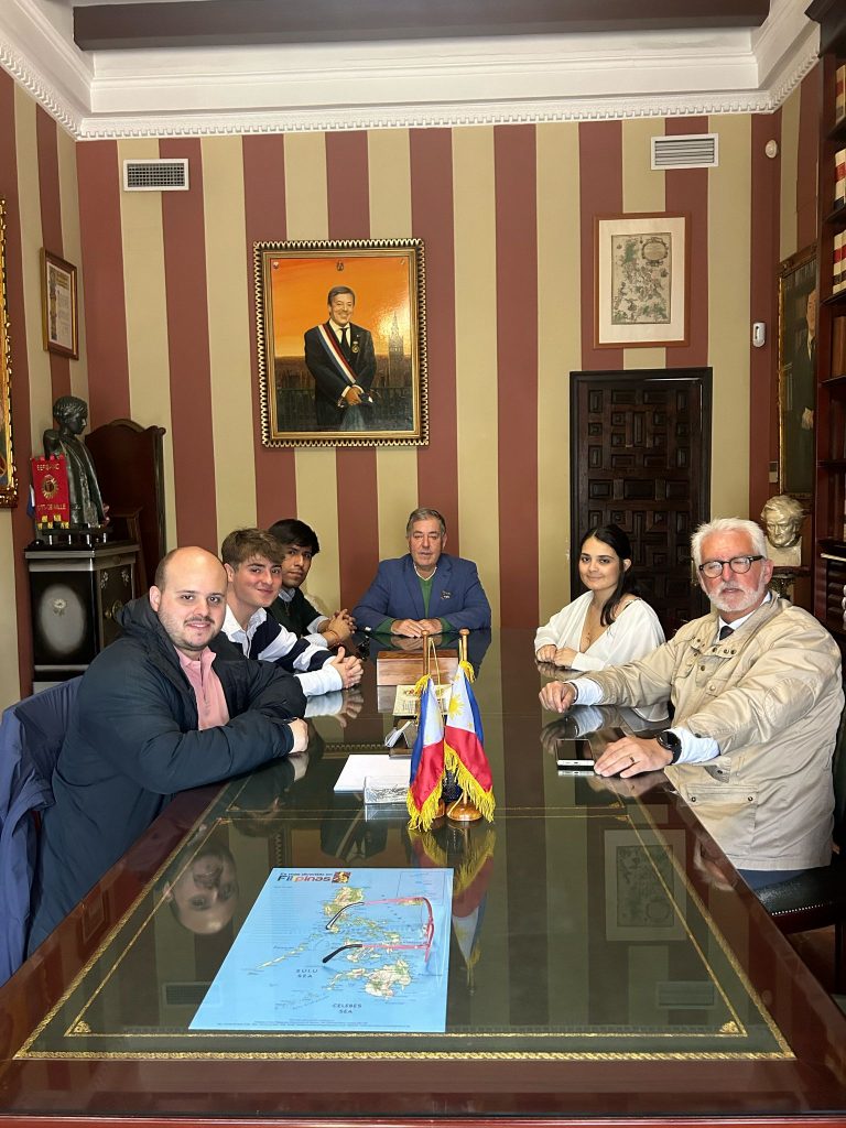 El Excmo. Señor Cónsul General de Filipinas en Andalucía recibió a un grupo de jóvenes de la HNME