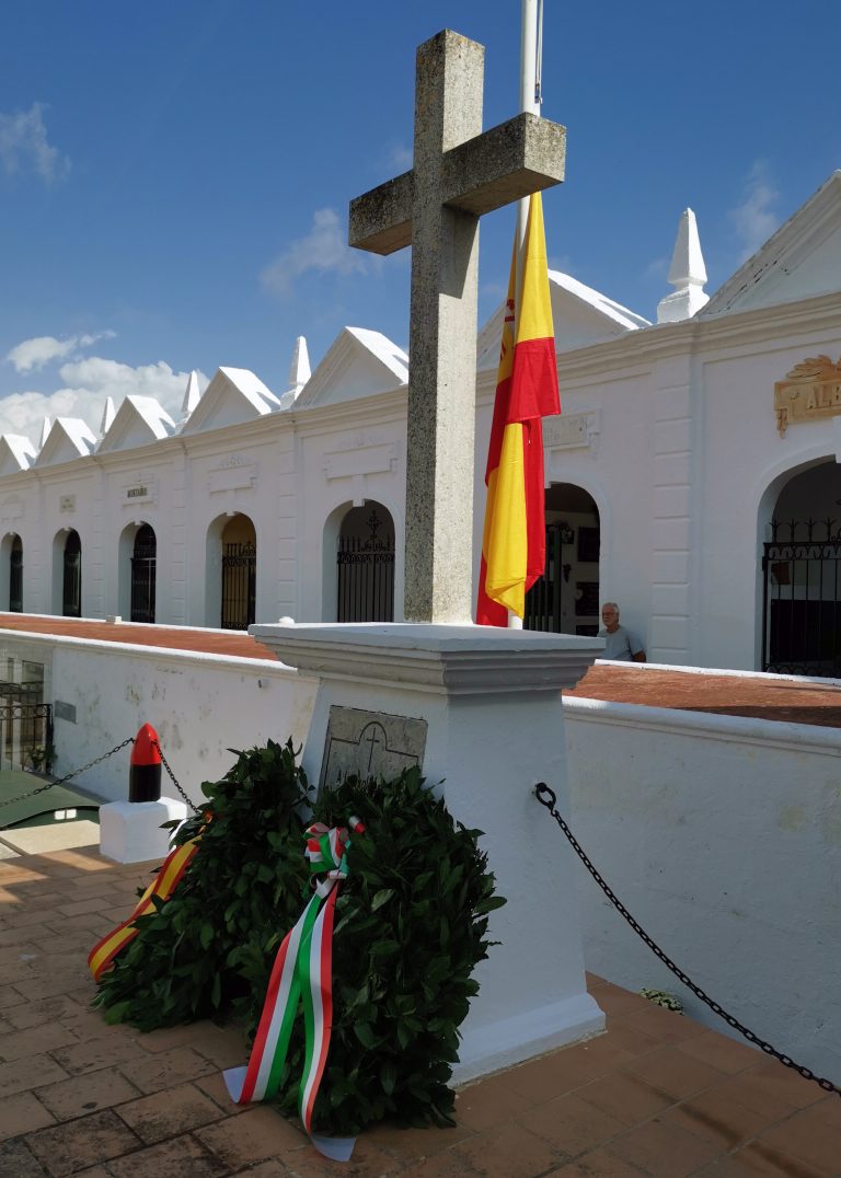 Homenaje a los caídos en el Cementerio Municipal de Mahón