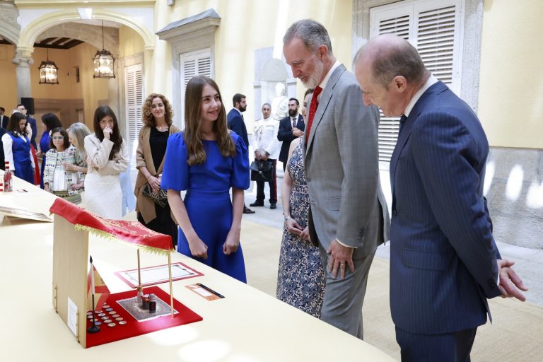 ​Su Majestad el Rey recibió a los alumnos vencedores de la XLIII edición del concurso escolar ¿Qué es un Rey para ti?, correspondiente al curso 2023-24