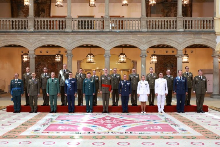 Su Majestad el Rey ha recibido en audiencia militar a un grupo de coroneles y capitanes de navío