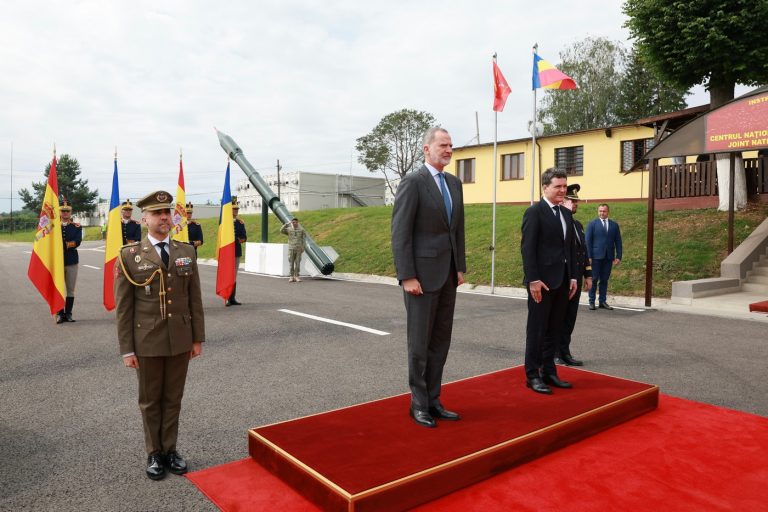 Su Majestad el Rey realiza una visita a los contingentes de militares españoles desplegados en Rumanía y Eslovaquia
