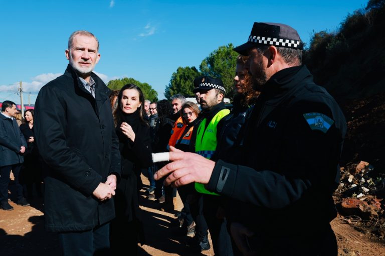 Sus Majestades los Reyes visitaron la zona del accidente ferroviario ocurrido en Adamuz (Córdoba) y a algunos de los heridos que se encuentran hospitalizados