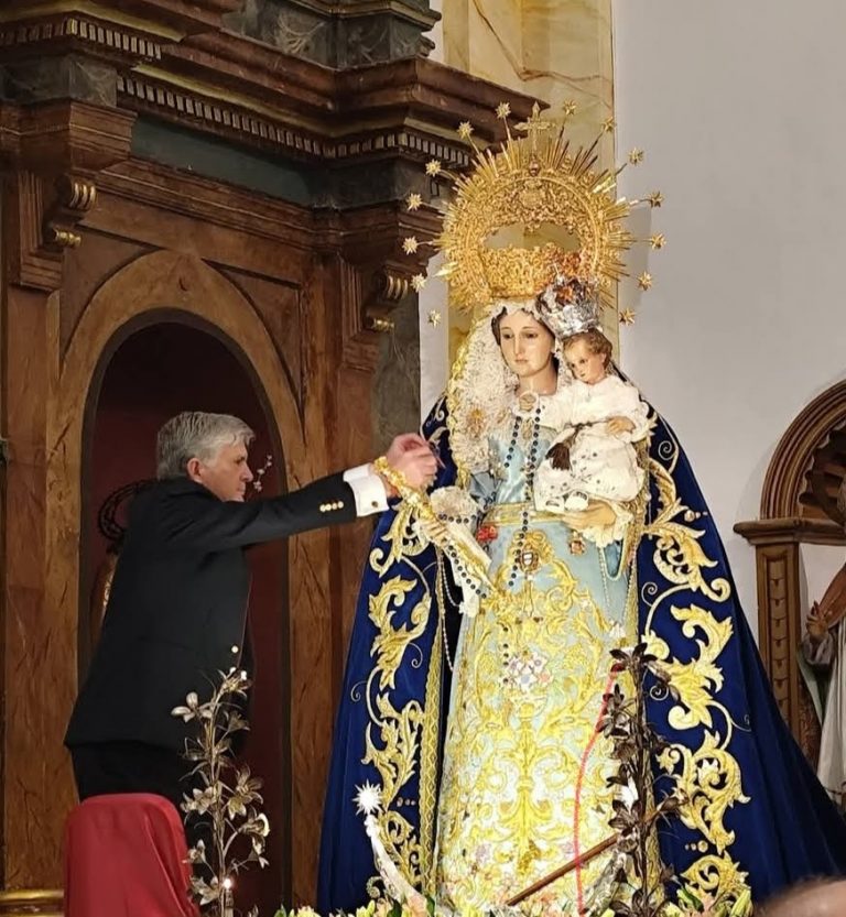 El pasado día 31 de enero del 2026 se realizó la imposición del Lazo de Dama Gran Cruz a Nuestra Señora del Rosario Coronada, de la villa de Gádor, Almería, en la parroquia de Santa María