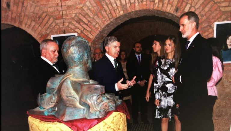 SSMM los Reyes visitan la exposición «El Rey a los ojos de los pintores españoles»