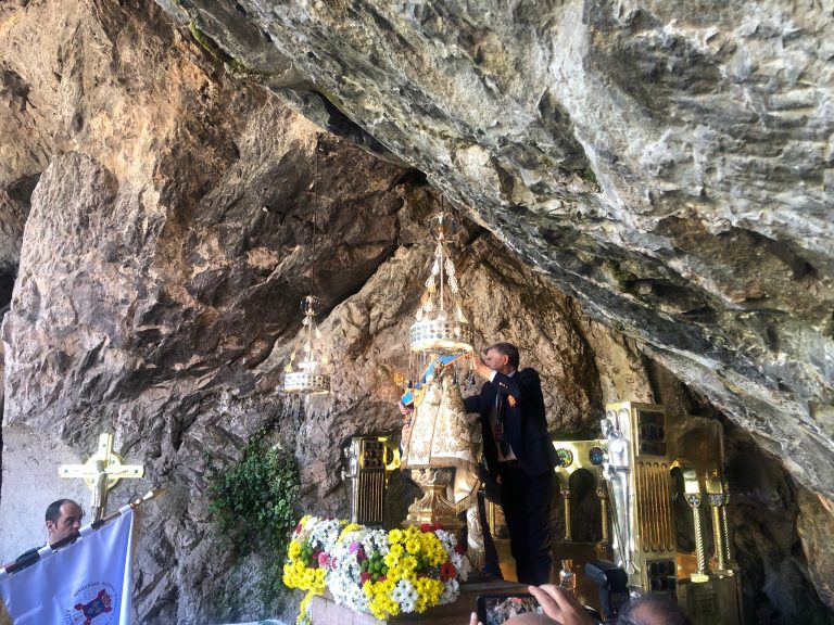 La HNME impone el Lazo de Dama Gran Cruz a la Virgen de Covadonga
