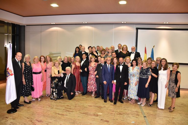 Noche de monárquicos valencianos junto al mar de Alboraya