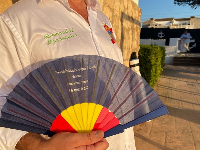 La Hermandad Nacional Monárquica de España, delegación Baleares, organizó el sábado día 6 de agosto el II Encuentro de Verano 2022 en el Shiva Beach Club de Cala Gran