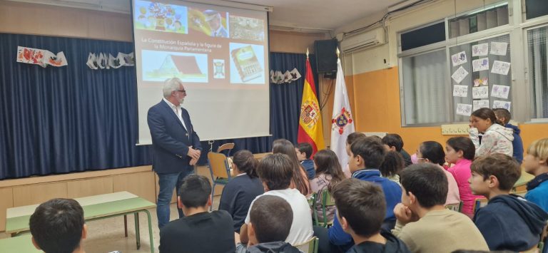 Hoy 5 de diciembre víspera del día de la Constitución, la delegación de Sevilla ha impartido unas charlas sobre la figura de la Monarquía en la Constitución y sobre los símbolos patrios
