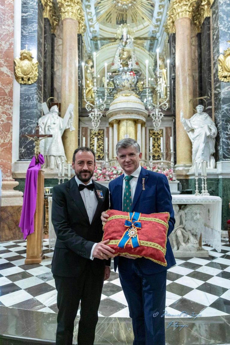 La Hermandad Nacional Monárquica de España (HNME) entrega su más alta distinción, el Lazo de Dama Gran Cruz