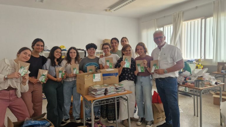 AMPLIADA 10 junio 2023: Se entregan en el colegio africano los packs educativos de la HNME en Sevilla