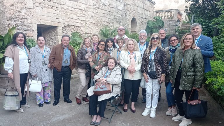 Un grupo de hermanos de la HNME en Baleares disfrutó de una visita guiada por el casco antiguo de Palma