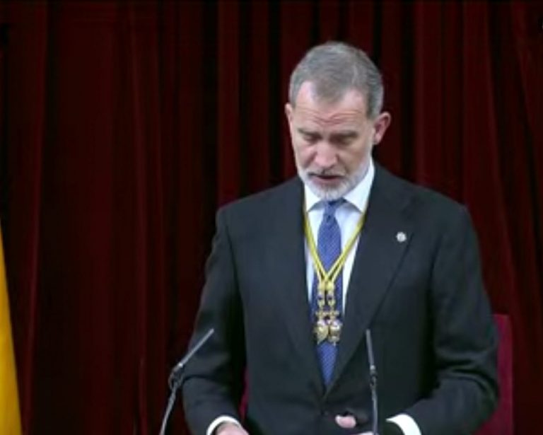 S. M. El Rey lleva a cabo la apertura de la nueva Legislatura
